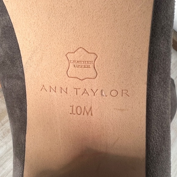 ✖️SOLD✖️•ANN TAYLOR• Gray Suede Cordelia Pumps w/Chain Detail - Picture 12 of 13